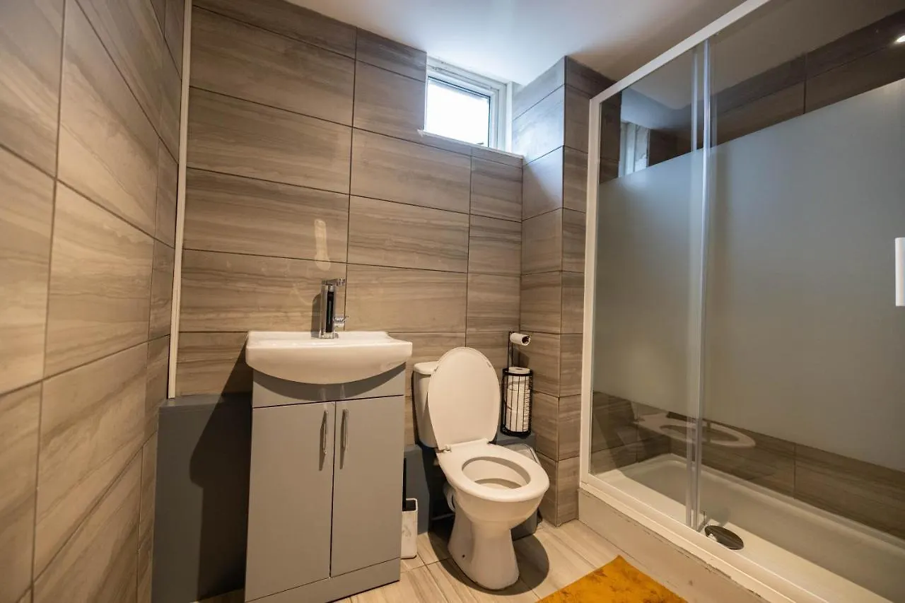 3 Bedrooms-8Guests-Babycot-15Mintopepys-Freeparkg London